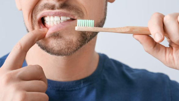 Sanguinamento Gengivale: quali sono le cause e le cure necessarie